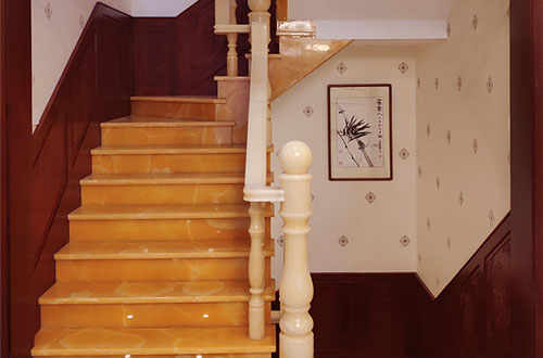 甘谷中式别墅室内汉白玉石楼梯的定制安装装饰效果